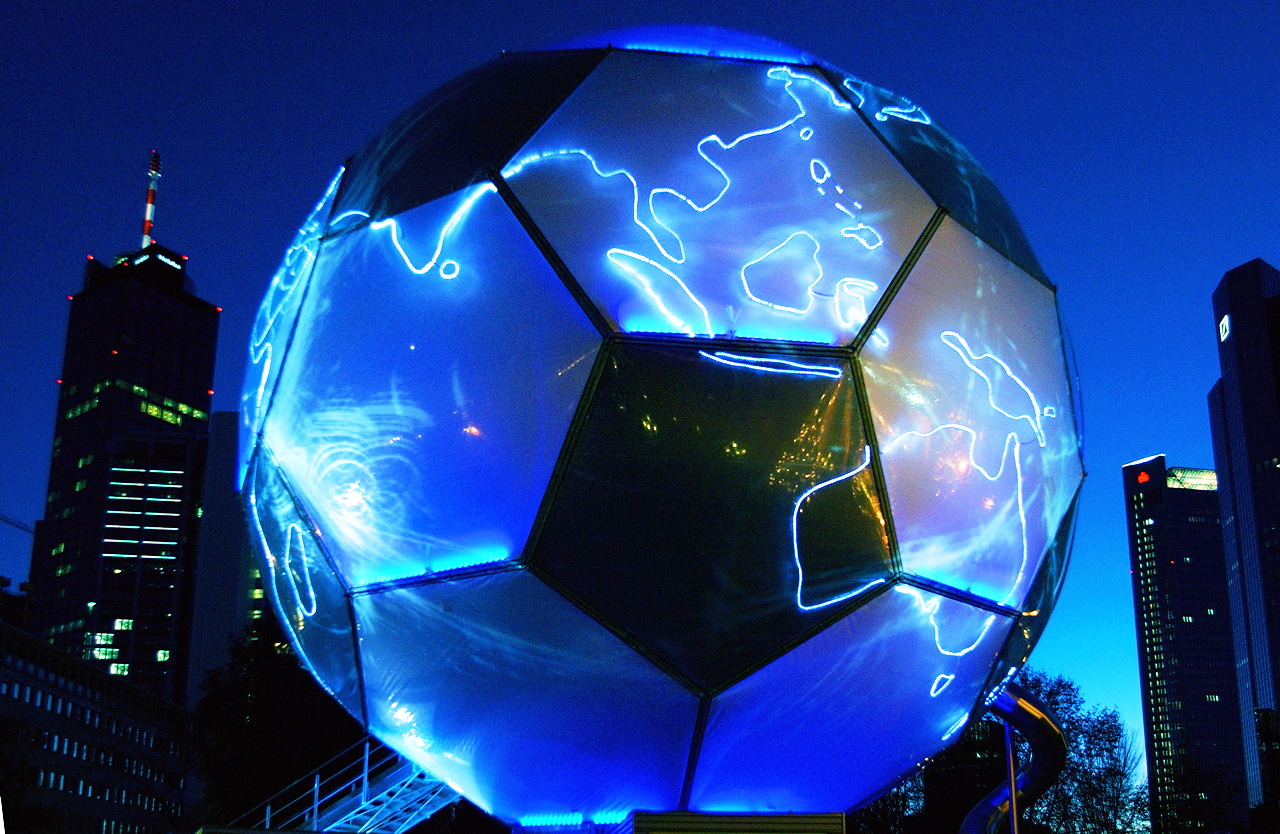 Der Fussball Globus zur Fussball-WM 2006 stand vom 02.12.2003 bis 08.02.2004 vor der Alten Oper, in Frankfurt am Main. Der 20m hohe beleuchtete Globus ist nach einer Idee von André Heller konzipiert und soll die Kunst- und Fussballwelt zusammen bringen.