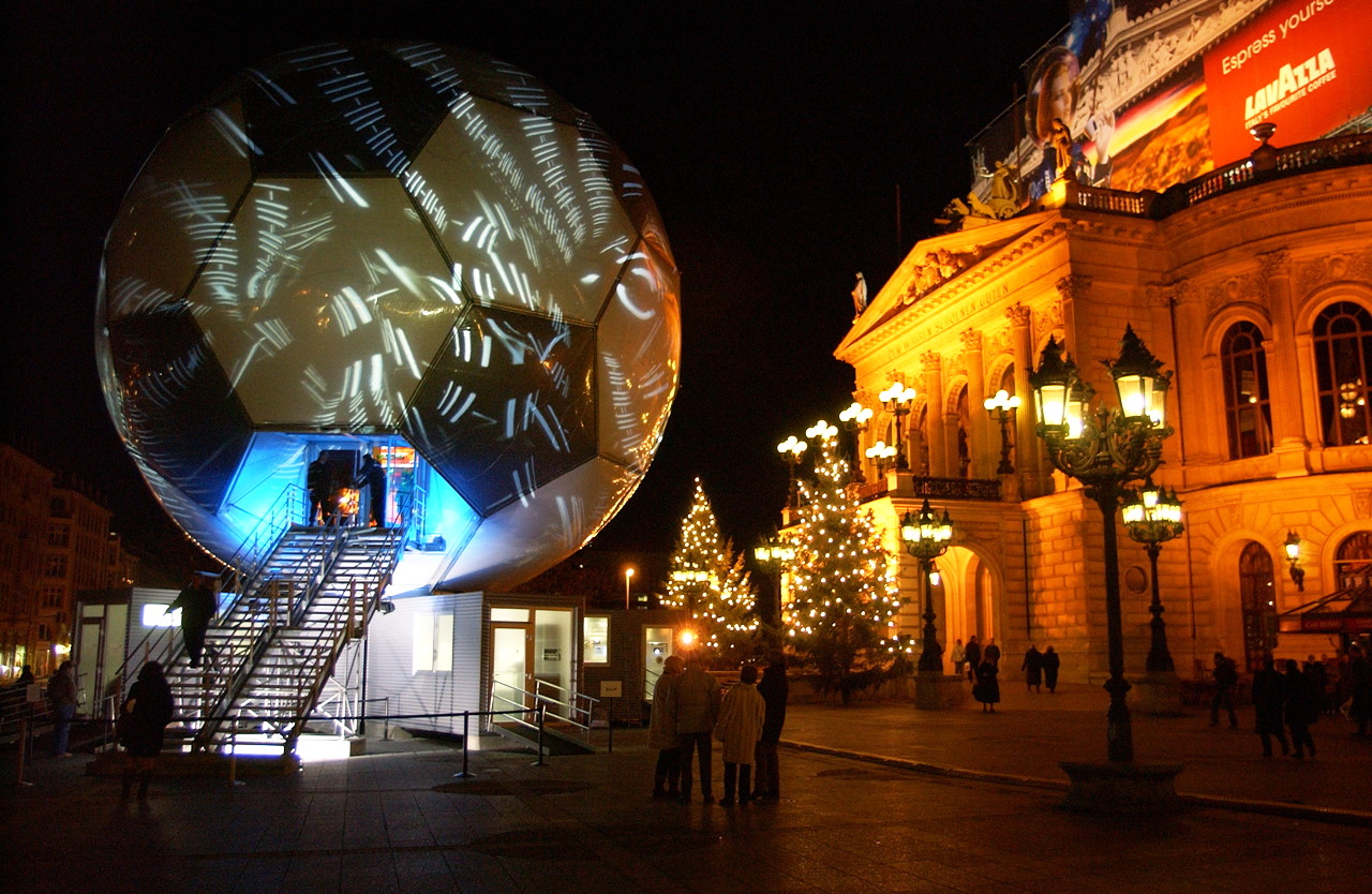 Der Fussball Globus zur Fussball-WM 2006 stand vom 02.12.2003 bis 08.02.2004 vor der Alten Oper, in Frankfurt am Main. Der 20m hohe beleuchtete Globus ist nach einer Idee von André Heller konzipiert und soll die Kunst- und Fussballwelt zusammen bringen.