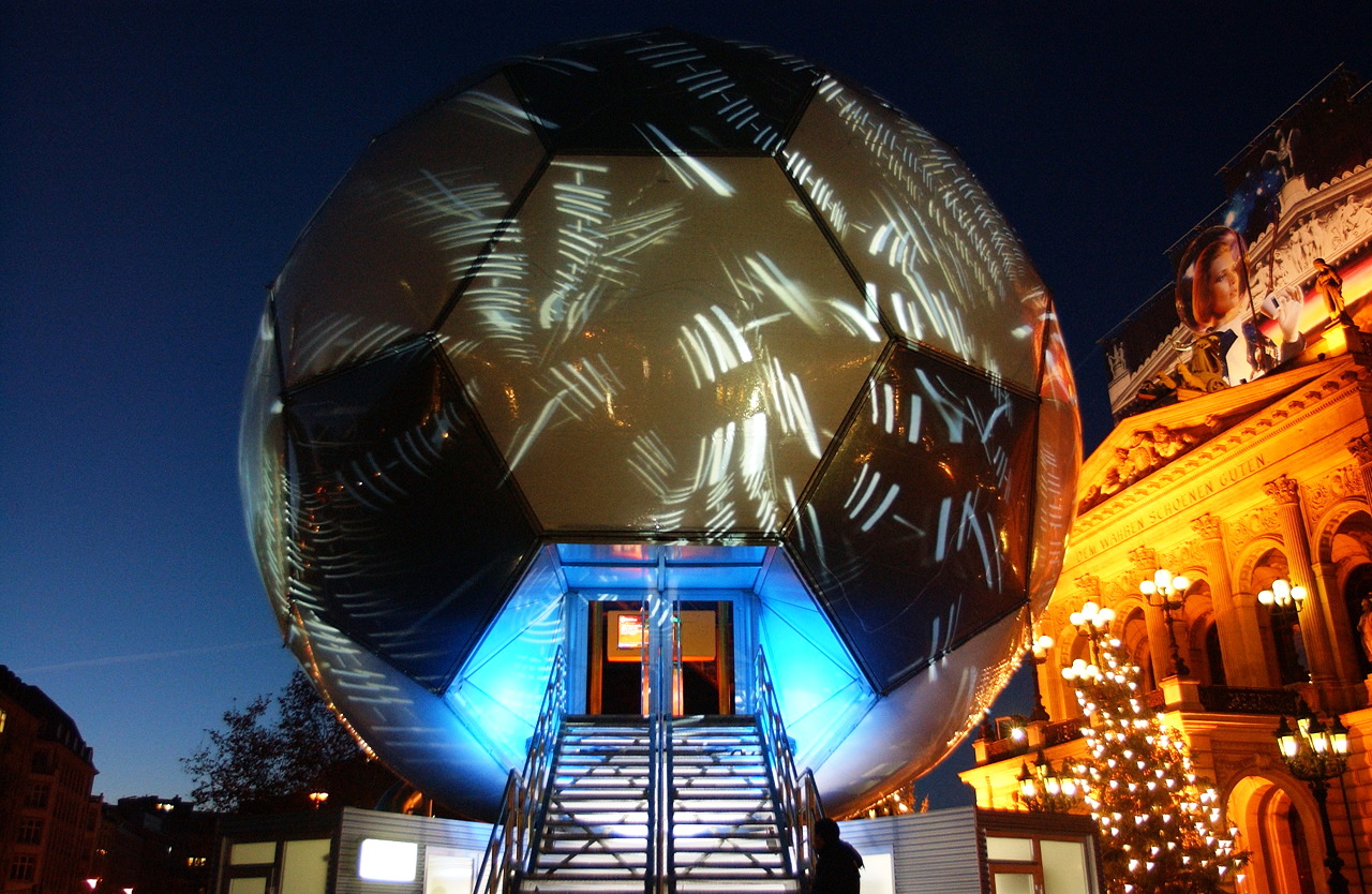 Der Fussball Globus zur Fussball-WM 2006 stand vom 02.12.2003 bis 08.02.2004 vor der Alten Oper, in Frankfurt am Main. Der 20m hohe beleuchtete Globus ist nach einer Idee von André Heller konzipiert und soll die Kunst- und Fussballwelt zusammen bringen.