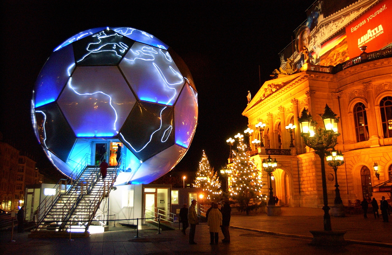 Der Fussball Globus zur Fussball-WM 2006 stand vom 02.12.2003 bis 08.02.2004 vor der Alten Oper, in Frankfurt am Main. Der 20m hohe beleuchtete Globus ist nach einer Idee von André Heller konzipiert und soll die Kunst- und Fussballwelt zusammen bringen.