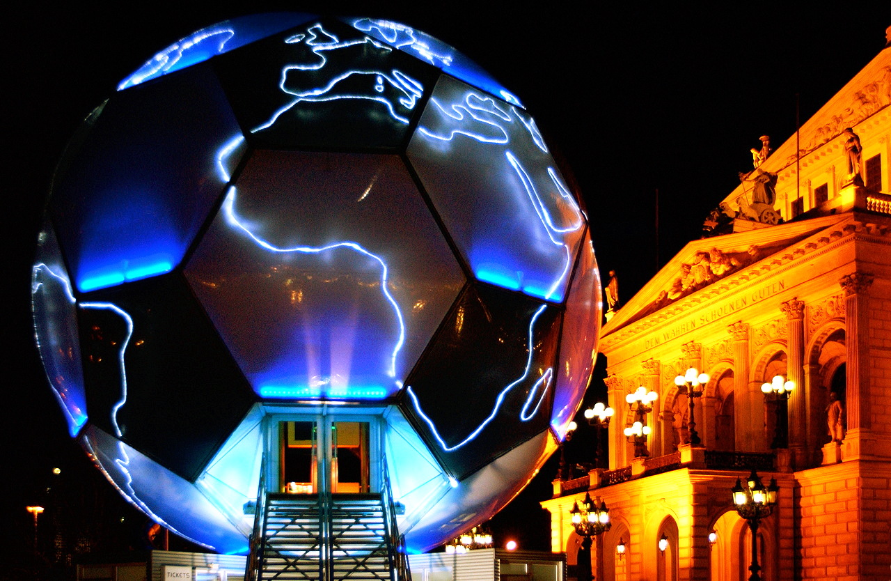 Der Fussball Globus zur Fussball-WM 2006 stand vom 02.12.2003 bis 08.02.2004 vor der Alten Oper, in Frankfurt am Main. Der 20m hohe beleuchtete Globus ist nach einer Idee von André Heller konzipiert und soll die Kunst- und Fussballwelt zusammen bringen.