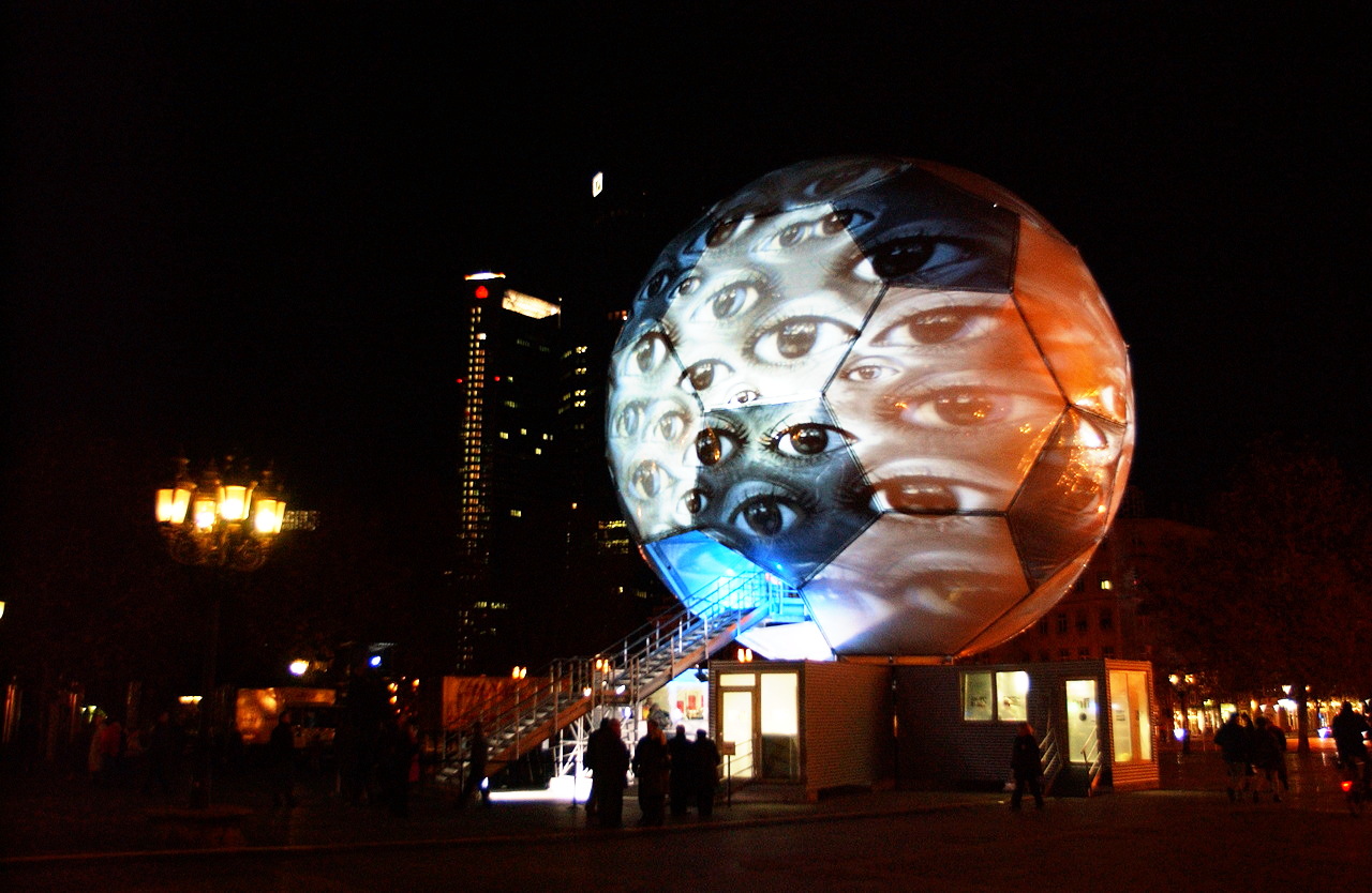 Der Fussball Globus zur Fussball-WM 2006 stand vom 02.12.2003 bis 08.02.2004 vor der Alten Oper, in Frankfurt am Main. Der 20m hohe beleuchtete Globus ist nach einer Idee von André Heller konzipiert und soll die Kunst- und Fussballwelt zusammen bringen.