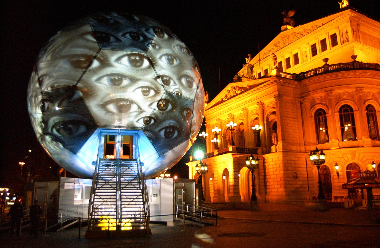 Der Fussball Globus zur Fussball-WM 2006 stand vom 02.12.2003 bis 08.02.2004 vor der Alten Oper, in Frankfurt am Main. Der 20m hohe beleuchtete Globus ist nach einer Idee von André Heller konzipiert und soll die Kunst- und Fussballwelt zusammen bringen.