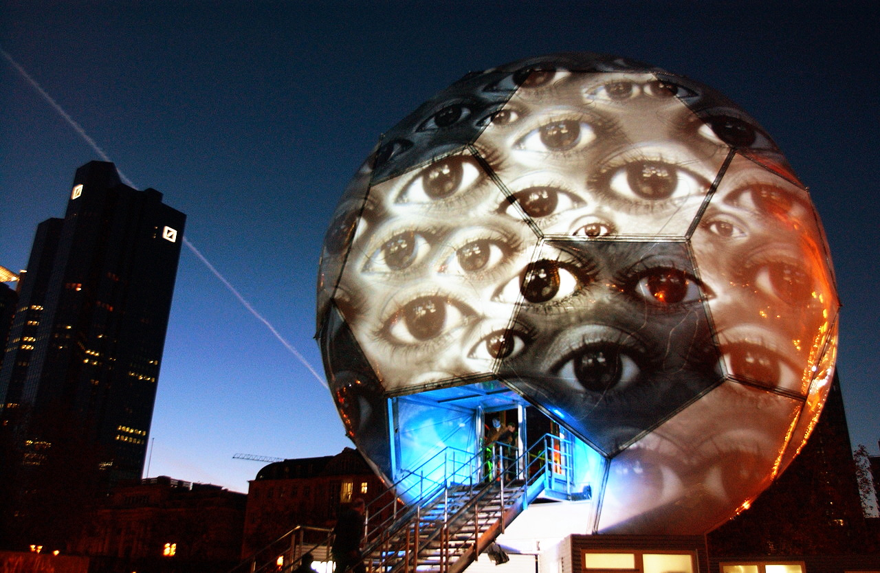 Der Fussball Globus zur Fussball-WM 2006 stand vom 02.12.2003 bis 08.02.2004 vor der Alten Oper, in Frankfurt am Main. Der 20m hohe beleuchtete Globus ist nach einer Idee von André Heller konzipiert und soll die Kunst- und Fussballwelt zusammen bringen.