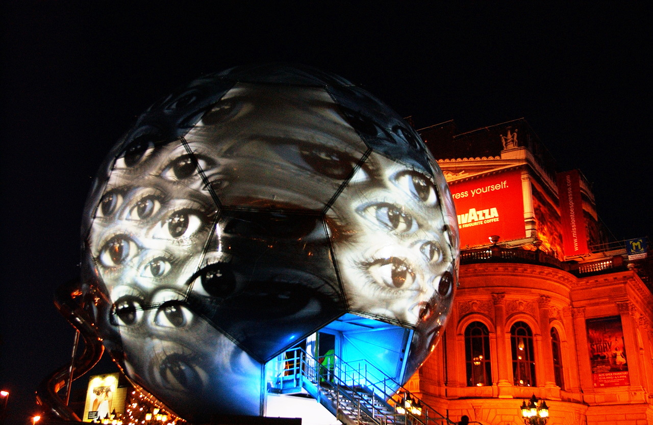 Der Fussball Globus zur Fussball-WM 2006 stand vom 02.12.2003 bis 08.02.2004 vor der Alten Oper, in Frankfurt am Main. Der 20m hohe beleuchtete Globus ist nach einer Idee von André Heller konzipiert und soll die Kunst- und Fussballwelt zusammen bringen.