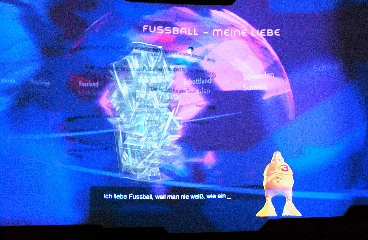 Der Fussball Globus zur Fussball-WM 2006 stand vom 02.12.2003 bis 08.02.2004 vor der Alten Oper, in Frankfurt am Main. Der 20m hohe beleuchtete Globus ist nach einer Idee von André Heller konzipiert und soll die Kunst- und Fussballwelt zusammen bringen.