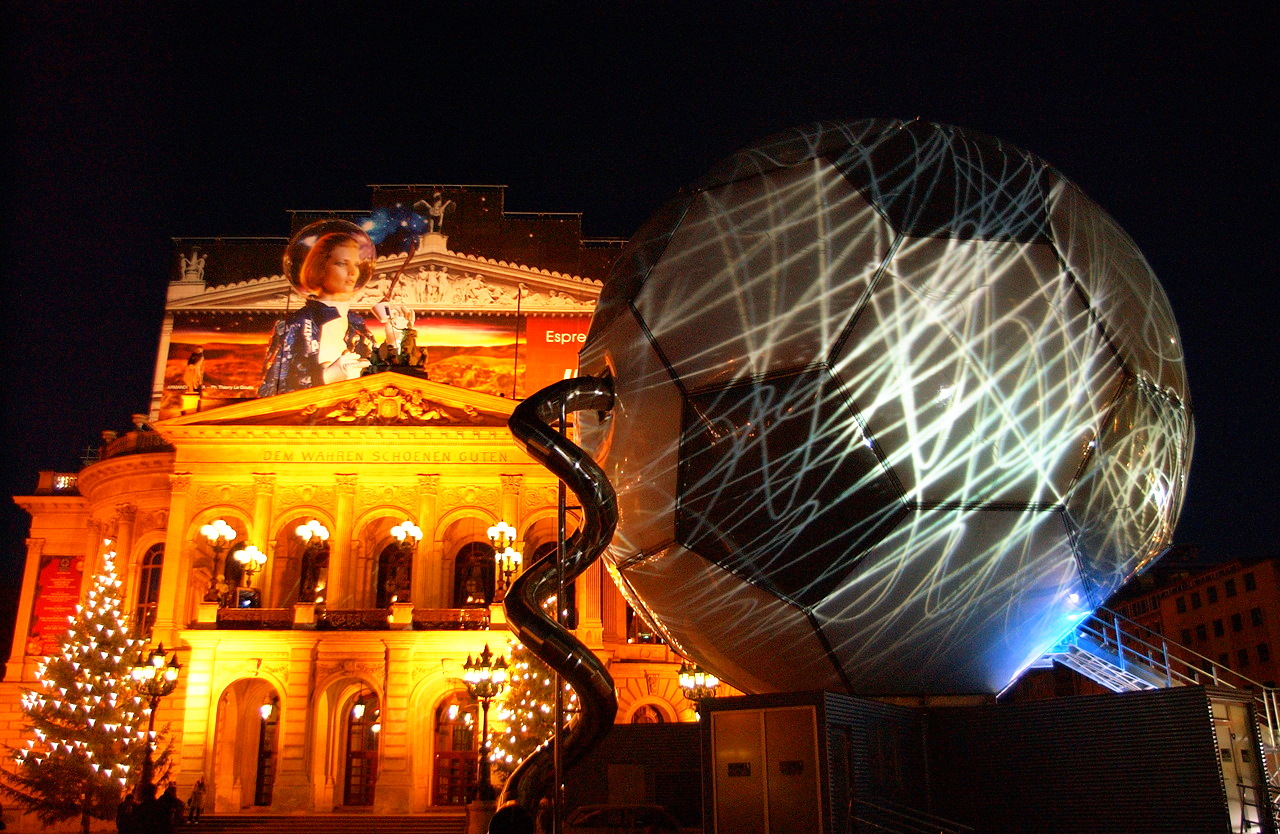 Der Fussball Globus zur Fussball-WM 2006 stand vom 02.12.2003 bis 08.02.2004 vor der Alten Oper, in Frankfurt am Main. Der 20m hohe beleuchtete Globus ist nach einer Idee von André Heller konzipiert und soll die Kunst- und Fussballwelt zusammen bringen.