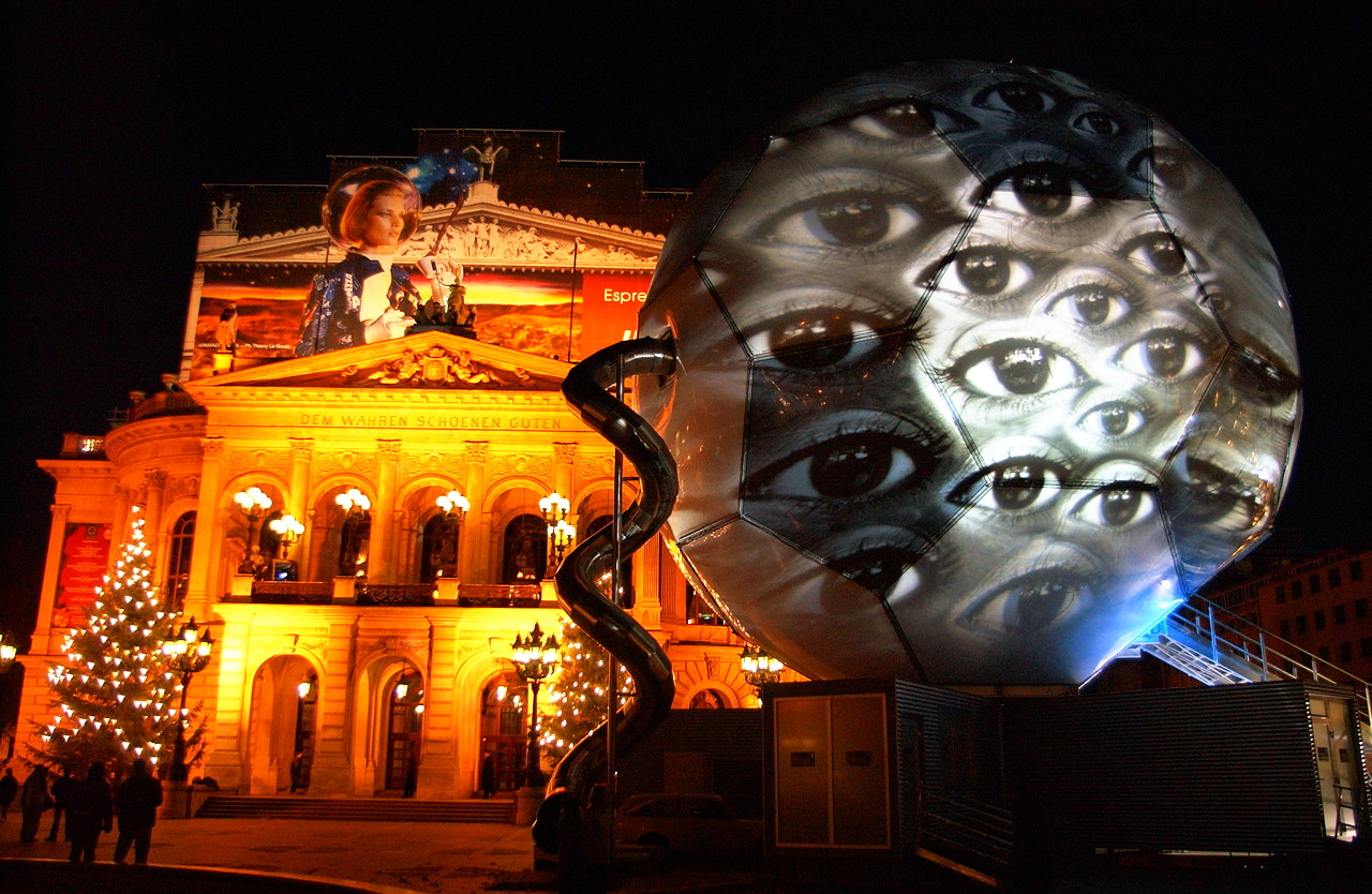 Der Fussball Globus zur Fussball-WM 2006 stand vom 02.12.2003 bis 08.02.2004 vor der Alten Oper, in Frankfurt am Main. Der 20m hohe beleuchtete Globus ist nach einer Idee von André Heller konzipiert und soll die Kunst- und Fussballwelt zusammen bringen.