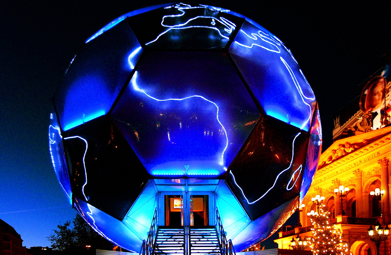 Der Fussball Globus zur Fussball-WM 2006 stand vom 02.12.2003 bis 08.02.2004 vor der Alten Oper, in Frankfurt am Main. Der 20m hohe beleuchtete Globus ist nach einer Idee von André Heller konzipiert und soll die Kunst- und Fussballwelt zusammen bringen.