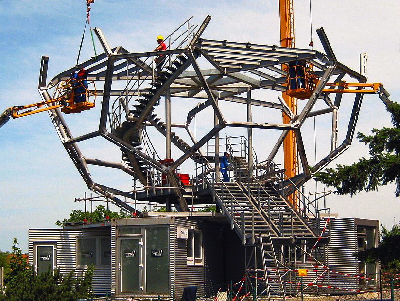 Der Fussball Globus zur Fussball-WM 2006 stand vom 02.12.2003 bis 08.02.2004 vor der Alten Oper, in Frankfurt am Main. Der 20m hohe beleuchtete Globus ist nach einer Idee von André Heller konzipiert und soll die Kunst- und Fussballwelt zusammen bringen.