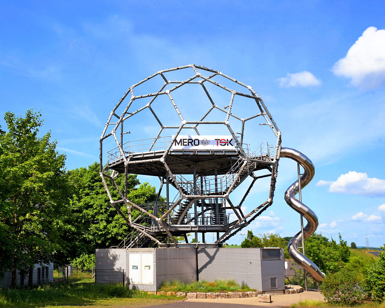 Der Fussball Globus zur Fussball-WM 2006 stand vom 02.12.2003 bis 08.02.2004 vor der Alten Oper, in Frankfurt am Main. Der 20m hohe beleuchtete Globus ist nach einer Idee von André Heller konzipiert und soll die Kunst- und Fussballwelt zusammen bringen.