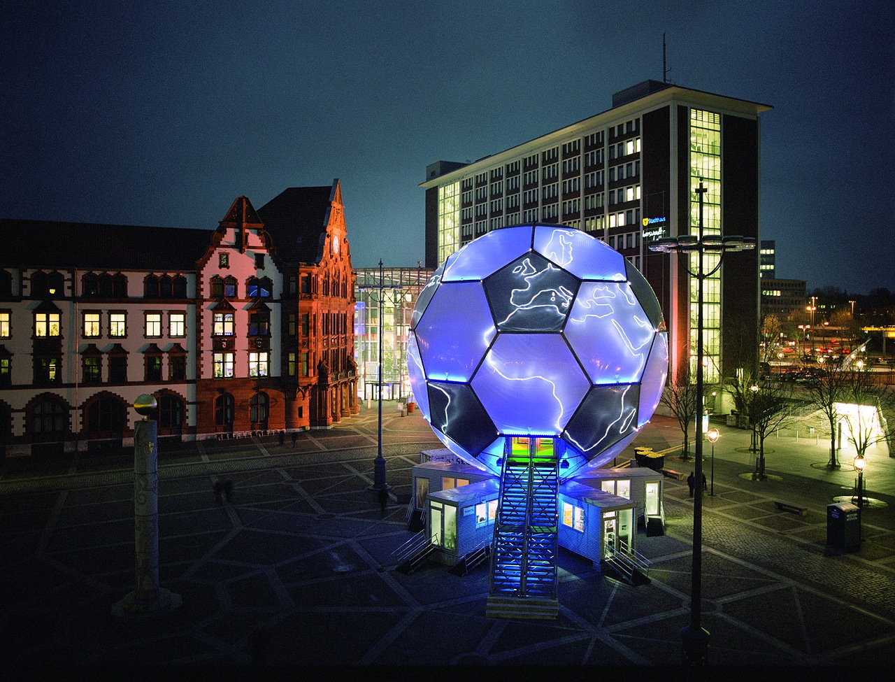 Der Fussball Globus zur Fussball-WM 2006 stand vom 02.12.2003 bis 08.02.2004 vor der Alten Oper, in Frankfurt am Main. Der 20m hohe beleuchtete Globus ist nach einer Idee von André Heller konzipiert und soll die Kunst- und Fussballwelt zusammen bringen.