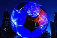 Der Fussball Globus zur Fussball-WM 2006 stand vom 02.12.2003 bis 08.02.2004 vor der Alten Oper, in Frankfurt am Main. Der 20m hohe beleuchtete Globus ist nach einer Idee von André Heller konzipiert und soll die Kunst- und Fussballwelt zusammen bringen.