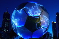 Der Fussball Globus zur Fussball-WM 2006 stand vom 02.12.2003 bis 08.02.2004 vor der Alten Oper, in Frankfurt am Main. Der 20m hohe beleuchtete Globus ist nach einer Idee von André Heller konzipiert und soll die Kunst- und Fussballwelt zusammen bringen.