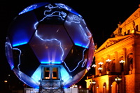 Der Fussball Globus zur Fussball-WM 2006 stand vom 02.12.2003 bis 08.02.2004 vor der Alten Oper, in Frankfurt am Main. Der 20m hohe beleuchtete Globus ist nach einer Idee von André Heller konzipiert und soll die Kunst- und Fussballwelt zusammen bringen.