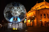 Der Fussball Globus zur Fussball-WM 2006 stand vom 02.12.2003 bis 08.02.2004 vor der Alten Oper, in Frankfurt am Main. Der 20m hohe beleuchtete Globus ist nach einer Idee von André Heller konzipiert und soll die Kunst- und Fussballwelt zusammen bringen.