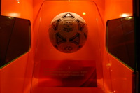 Der Fussball Globus zur Fussball-WM 2006 stand vom 02.12.2003 bis 08.02.2004 vor der Alten Oper, in Frankfurt am Main. Der 20m hohe beleuchtete Globus ist nach einer Idee von André Heller konzipiert und soll die Kunst- und Fussballwelt zusammen bringen.