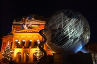 Der Fussball Globus zur Fussball-WM 2006 stand vom 02.12.2003 bis 08.02.2004 vor der Alten Oper, in Frankfurt am Main. Der 20m hohe beleuchtete Globus ist nach einer Idee von André Heller konzipiert und soll die Kunst- und Fussballwelt zusammen bringen.