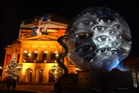 Der Fussball Globus zur Fussball-WM 2006 stand vom 02.12.2003 bis 08.02.2004 vor der Alten Oper, in Frankfurt am Main. Der 20m hohe beleuchtete Globus ist nach einer Idee von André Heller konzipiert und soll die Kunst- und Fussballwelt zusammen bringen.