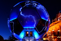 Der Fussball Globus zur Fussball-WM 2006 stand vom 02.12.2003 bis 08.02.2004 vor der Alten Oper, in Frankfurt am Main. Der 20m hohe beleuchtete Globus ist nach einer Idee von André Heller konzipiert und soll die Kunst- und Fussballwelt zusammen bringen.