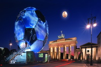 Der Fussball Globus zur Fussball-WM 2006 stand vom 02.12.2003 bis 08.02.2004 vor der Alten Oper, in Frankfurt am Main. Der 20m hohe beleuchtete Globus ist nach einer Idee von André Heller konzipiert und soll die Kunst- und Fussballwelt zusammen bringen.