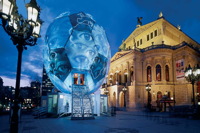 Der Fussball Globus zur Fussball-WM 2006 stand vom 02.12.2003 bis 08.02.2004 vor der Alten Oper, in Frankfurt am Main. Der 20m hohe beleuchtete Globus ist nach einer Idee von André Heller konzipiert und soll die Kunst- und Fussballwelt zusammen bringen.